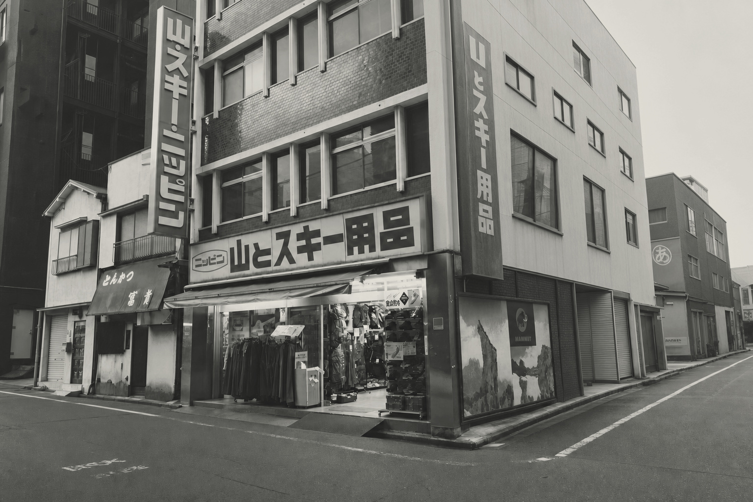 山を登るトレイルランナー